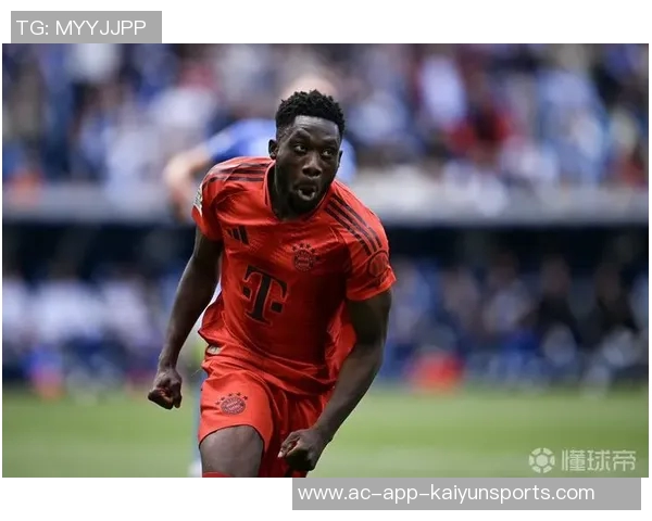 阿方索戴维斯与伊藤洋辉亮相拜仁今日训练场景